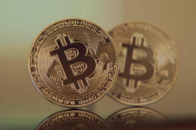 Une exposition parisienne célèbre les dix ans du Bitcoin