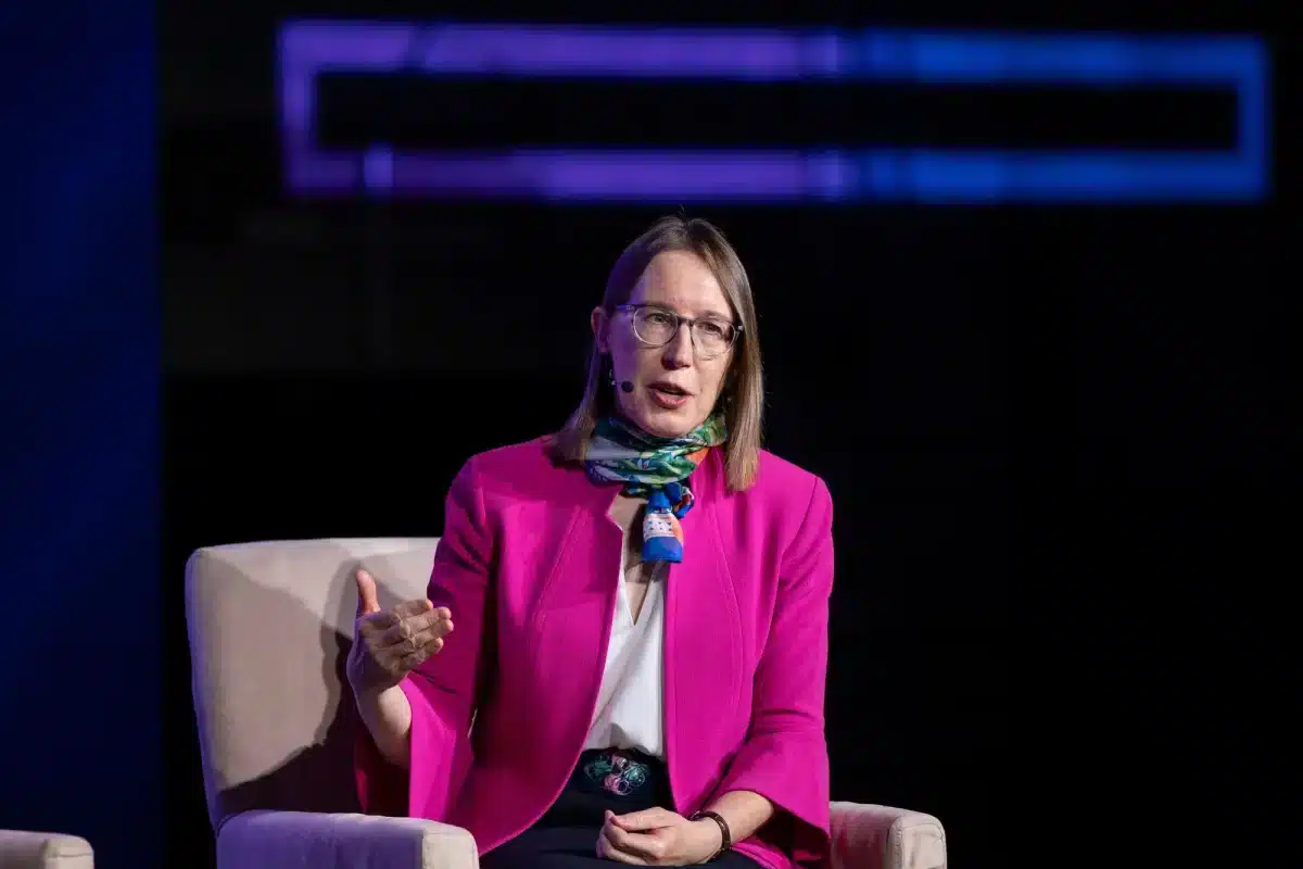 Hester Peirce surnomée la « Crypto Mom » prend les rênes de la SEC : une stratégie réglementaire choc pour encadrer les cryptos