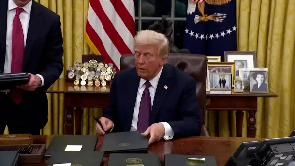 Le Bitcoin s’effondre à 102 220 $ après l’ordre exécutif de Trump sur la crypto et la création d’un « stock national d’actifs numériques »