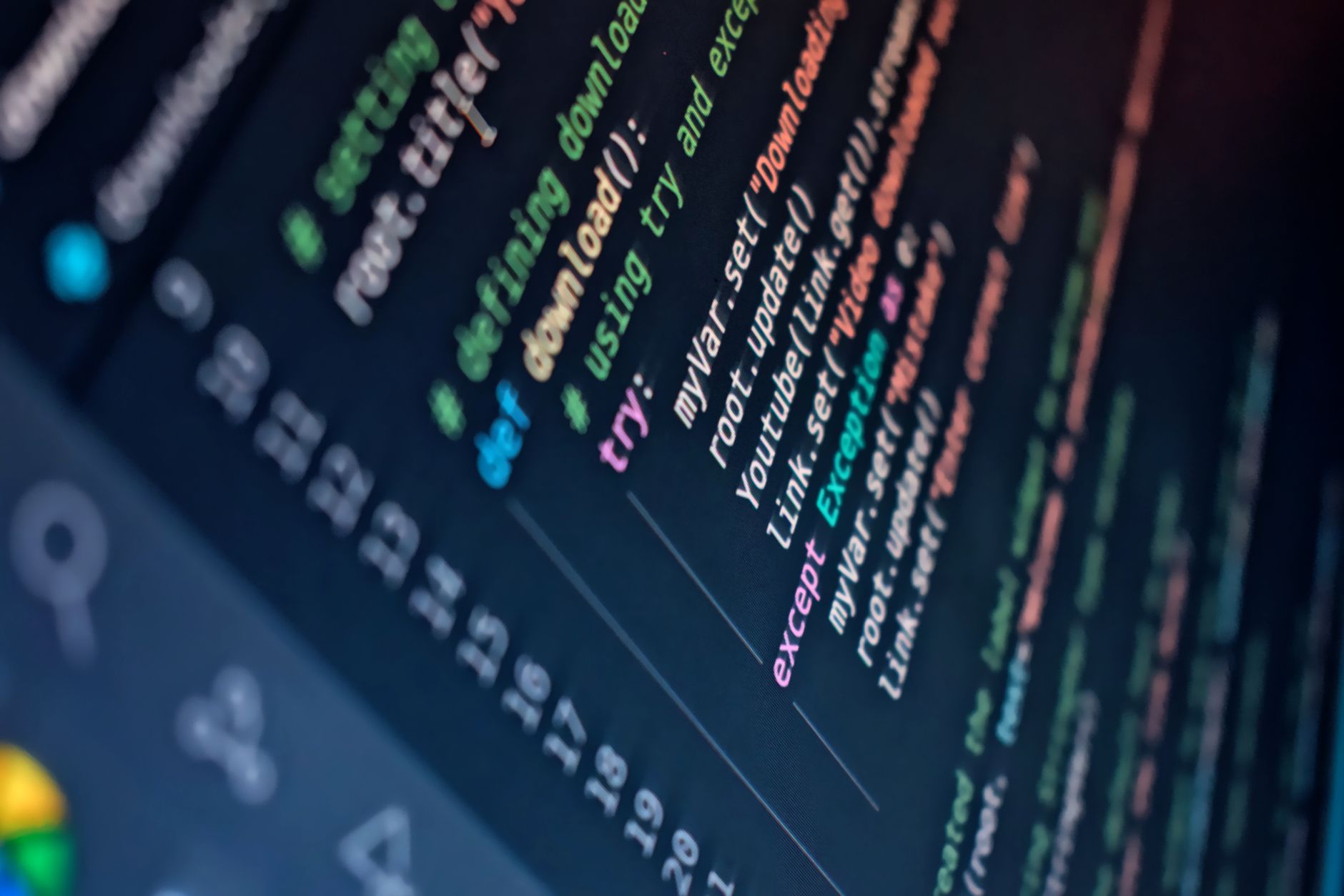 Gros plan d'un écran d'ordinateur affichant du code de programmation coloré avec profondeur de champ.